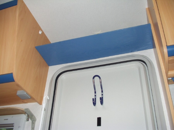 Regal ber Tr jetzt in blau