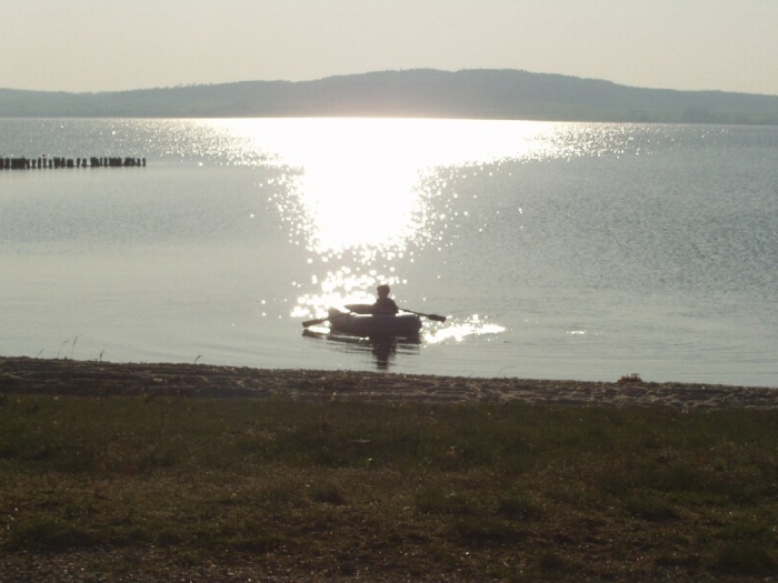 Blick aufs vom Wasser vom Stellplatzaus