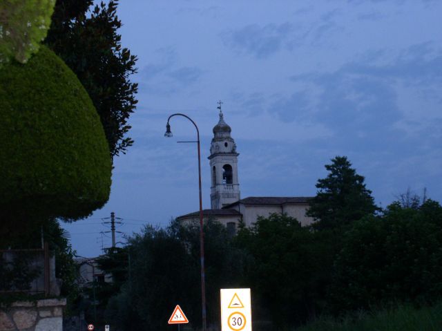 beim abendlichen Spaziergang mit Blick auf die Kirche