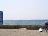 Kieselstrand - Befestigungsmauer - Meer Kieselstrand - Befestigungsmauer - Meer